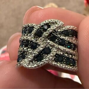 Elegant Black and Gold Women's Ring